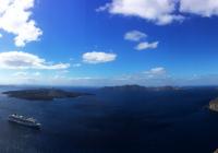 brod kruzer Santorini Grčka morski otoci panorama pejzaž